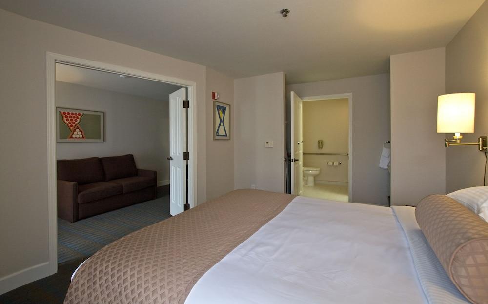 Ashland Hills Hotel & Suites Экстерьер фото