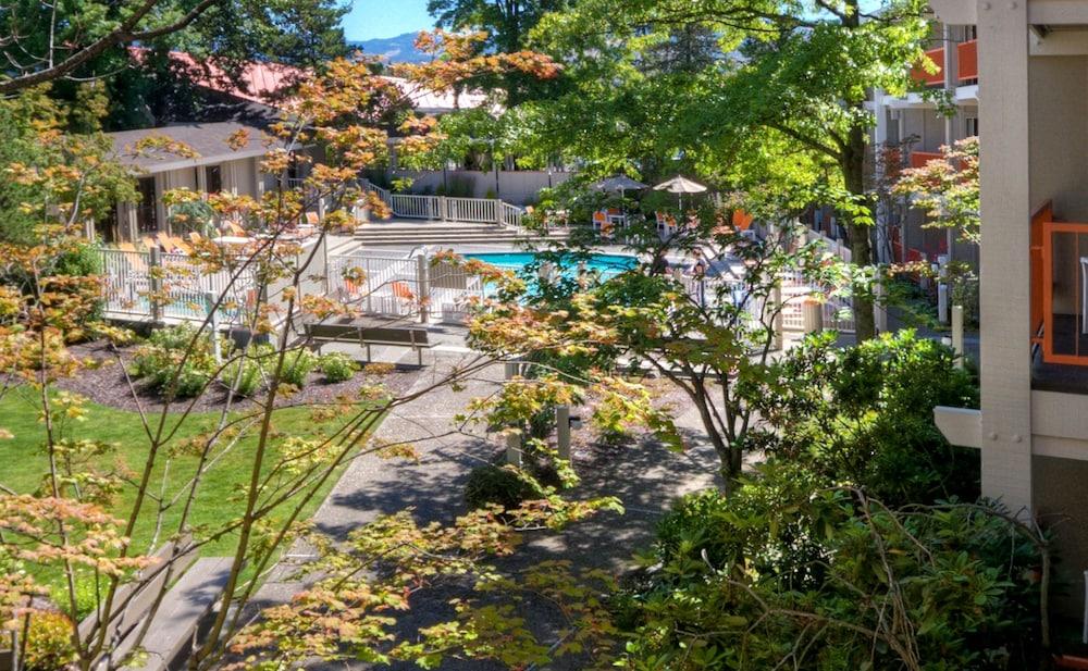 Ashland Hills Hotel & Suites Экстерьер фото
