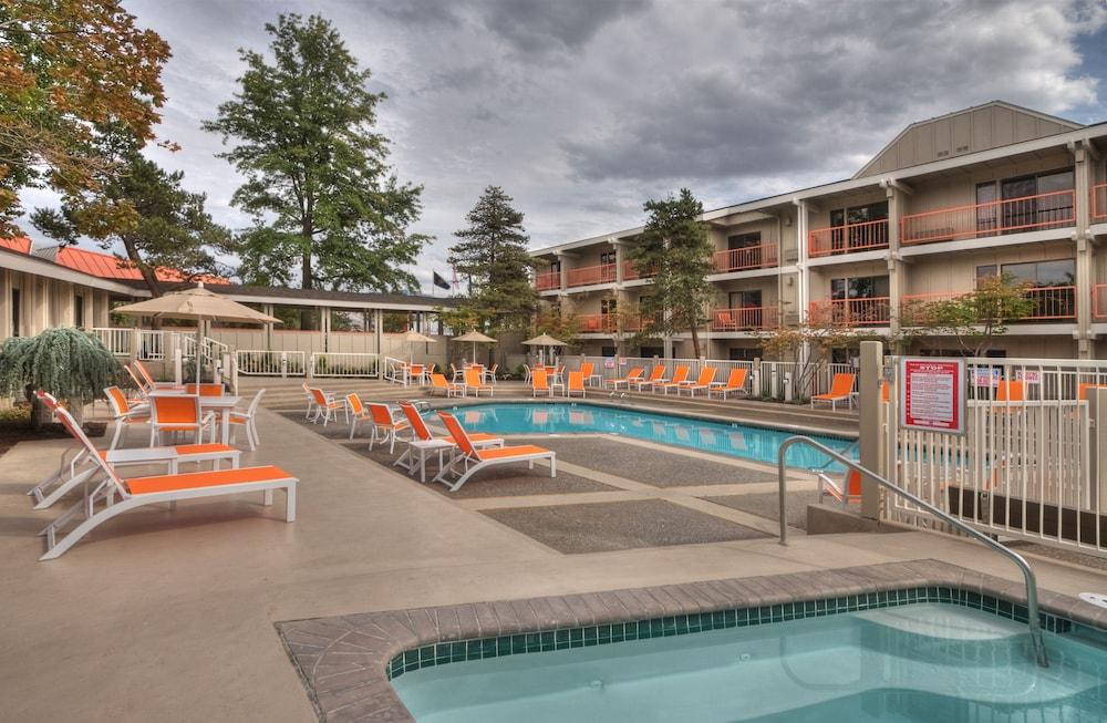 Ashland Hills Hotel & Suites Экстерьер фото