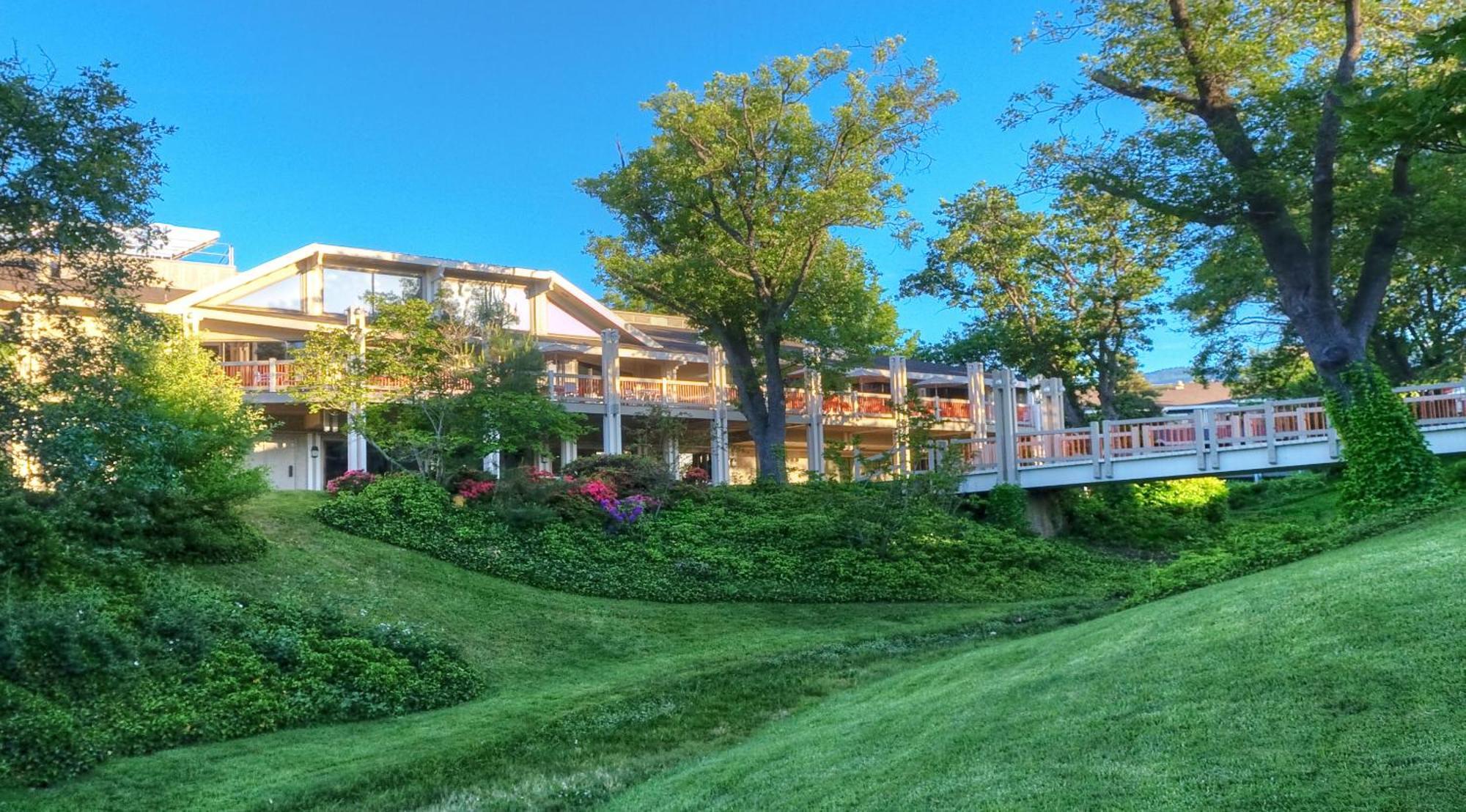 Ashland Hills Hotel & Suites Экстерьер фото