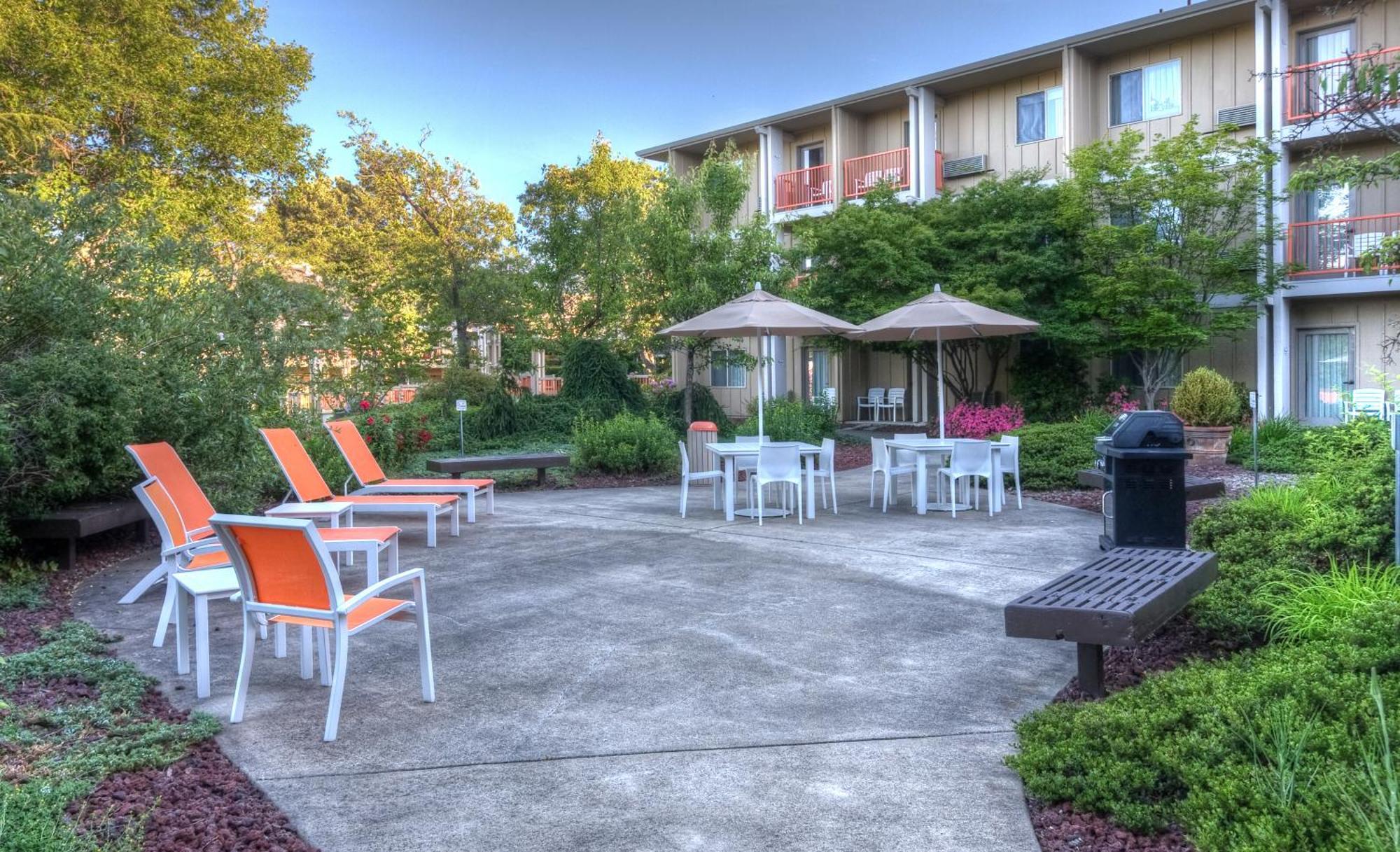 Ashland Hills Hotel & Suites Экстерьер фото