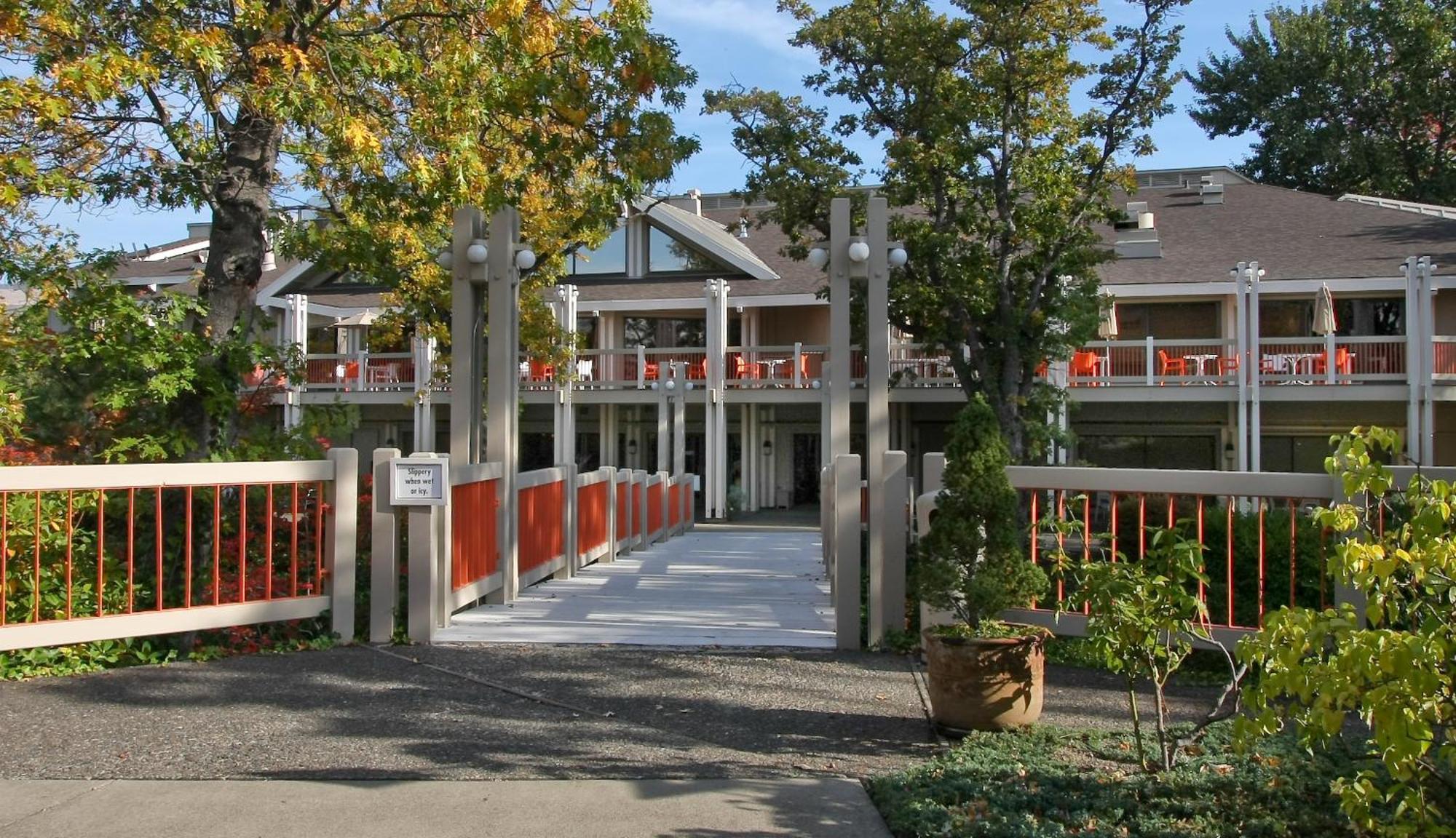 Ashland Hills Hotel & Suites Экстерьер фото