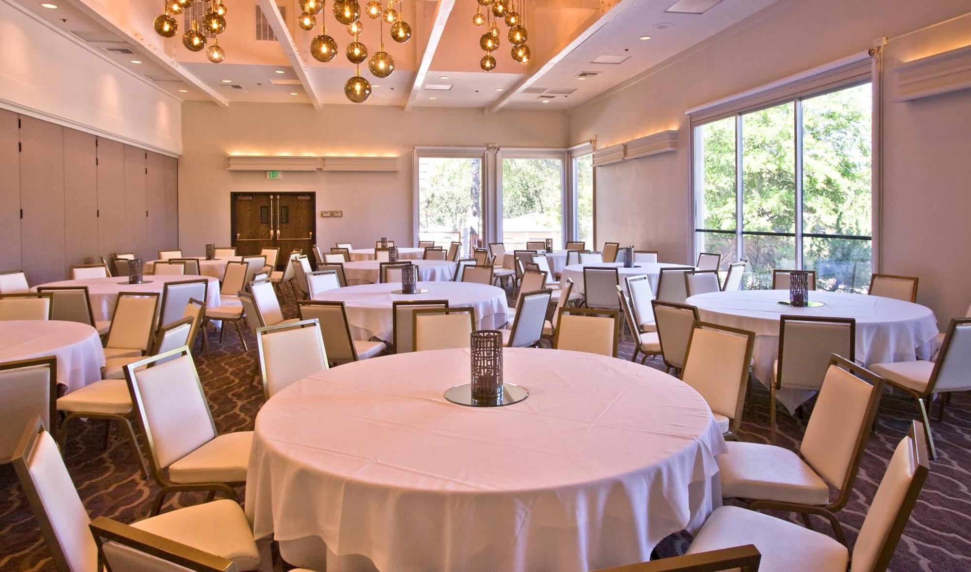 Ashland Hills Hotel & Suites Экстерьер фото