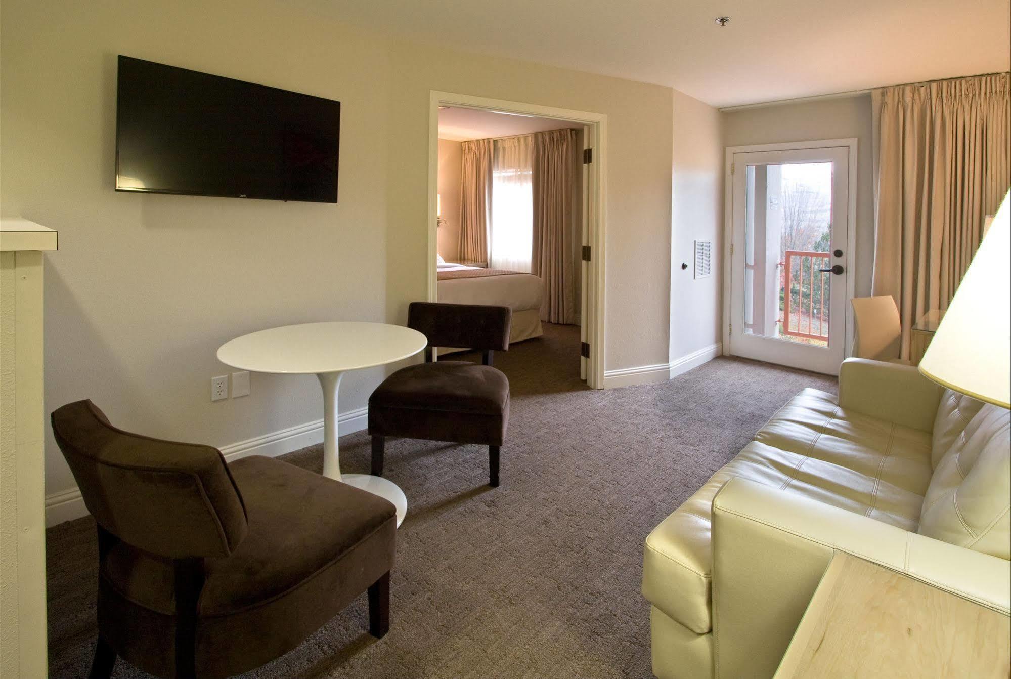 Ashland Hills Hotel & Suites Экстерьер фото