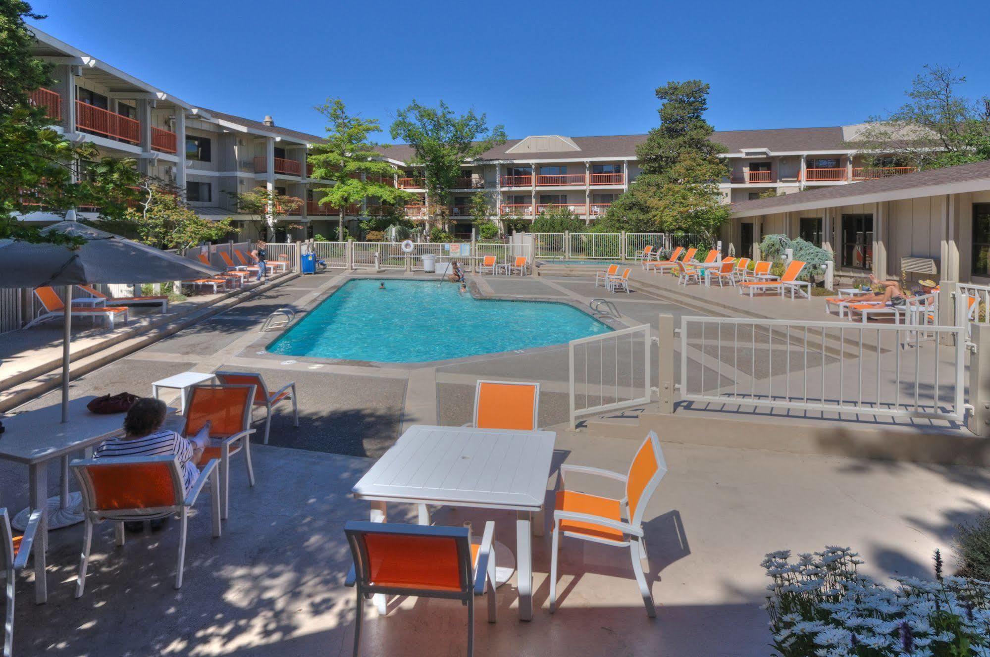 Ashland Hills Hotel & Suites Экстерьер фото